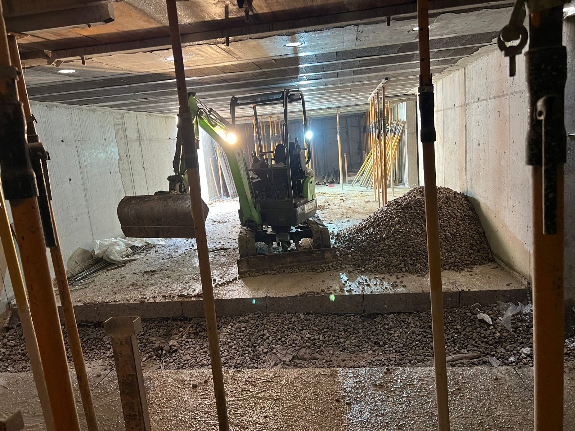 Excavadora en demolición de edificio