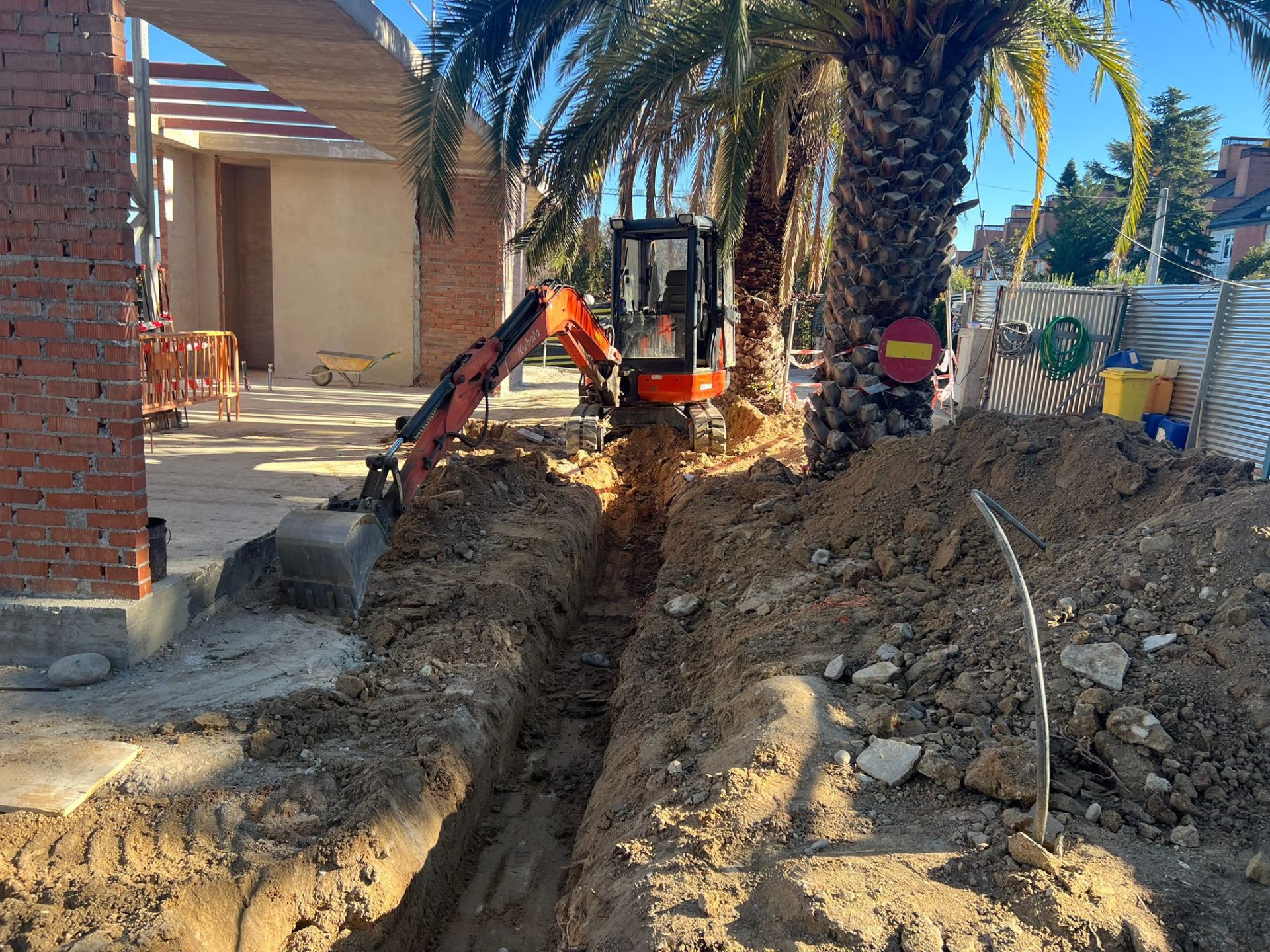 Obra de demolición y excavación en curso