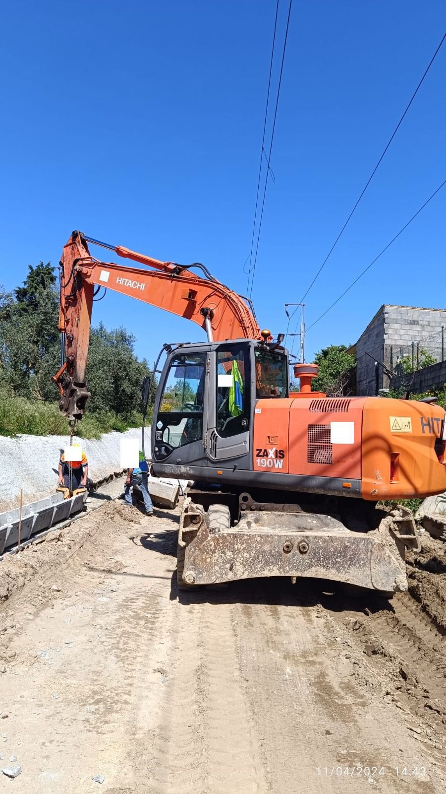 Excavadora Hitachi Zaxis 190W trabajando en obra civil
