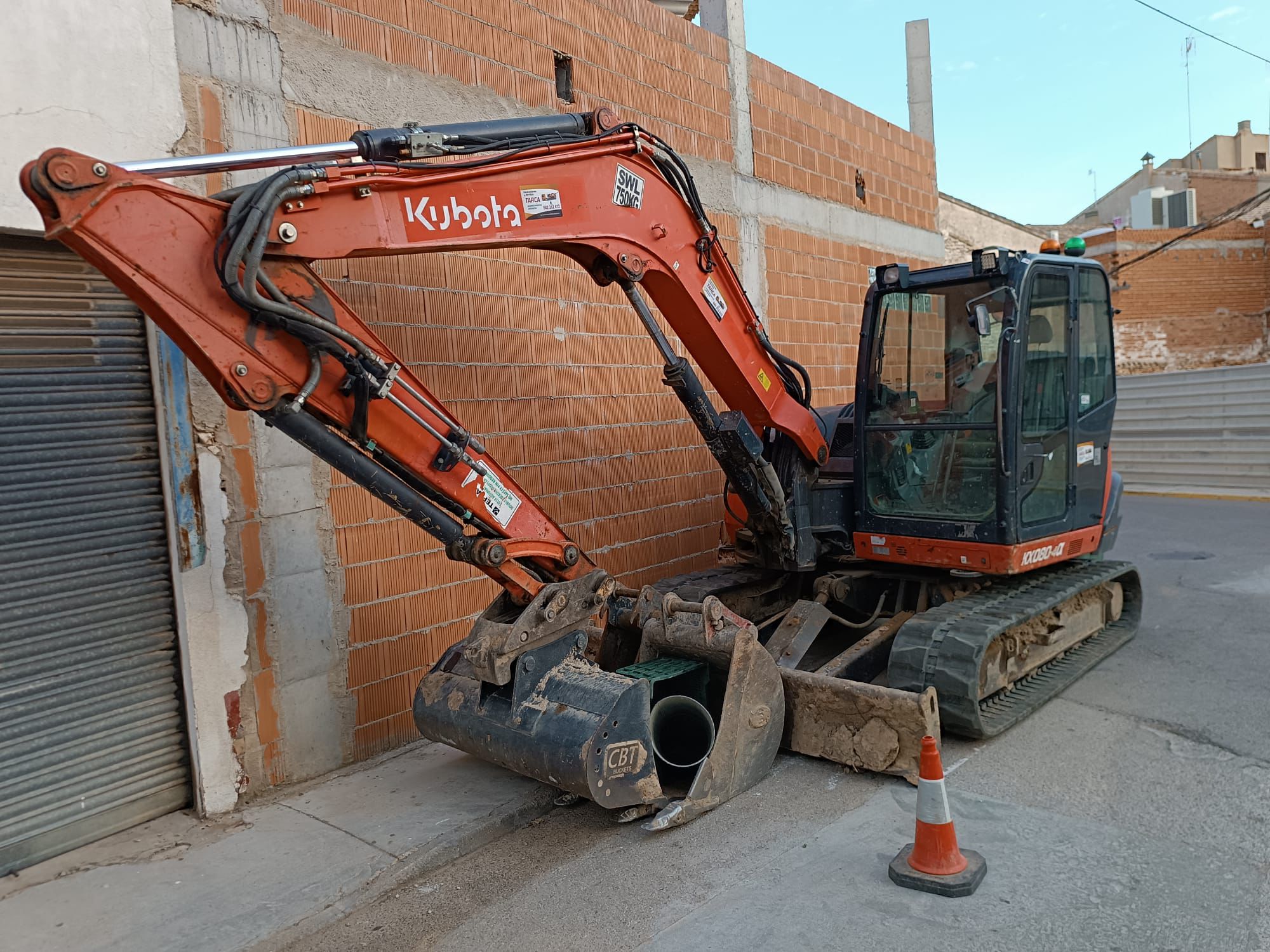 Miniexcavadora trabajando en interior